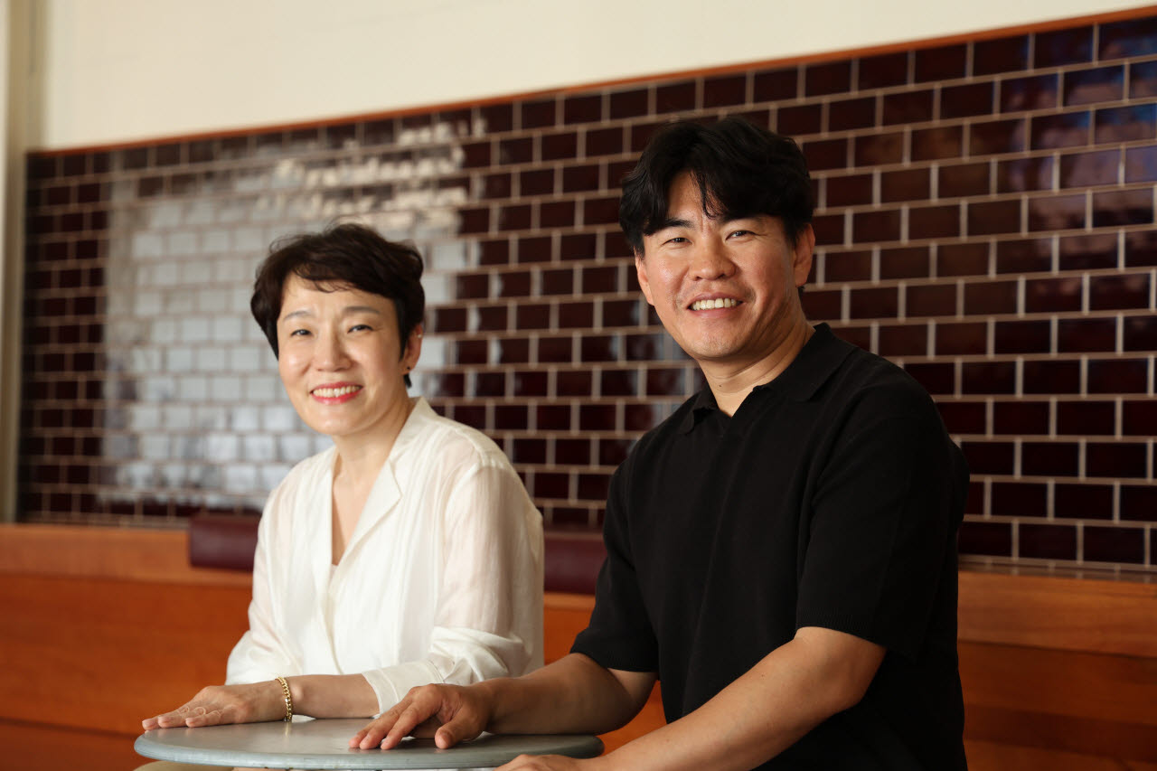 경기도 이천에 위치한 시몬스 침대의 심장부 ‘시몬스 팩토리움’에서 이지연 CCC부 상무(왼쪽)와 김용식 물류전략부 이사가 사진 촬영을 위해 포즈를 취했다. (사진=시몬스)