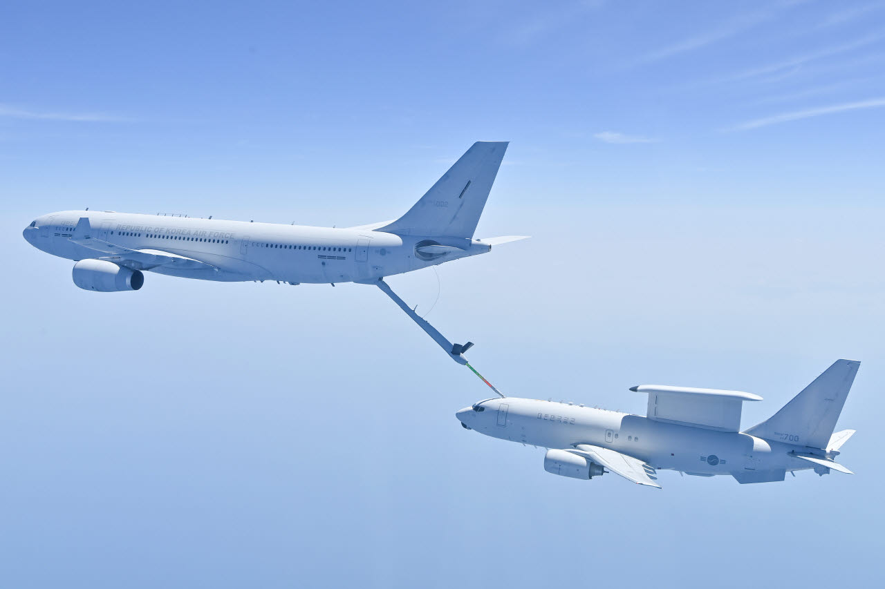 지난달 15일 서해 훈련공역에서 진행된 공중급유 훈련에서 KC-330 다목적공중급유수송기로부터 E-737 항공통제기가 급유를 받고 있다. (사진=공군)