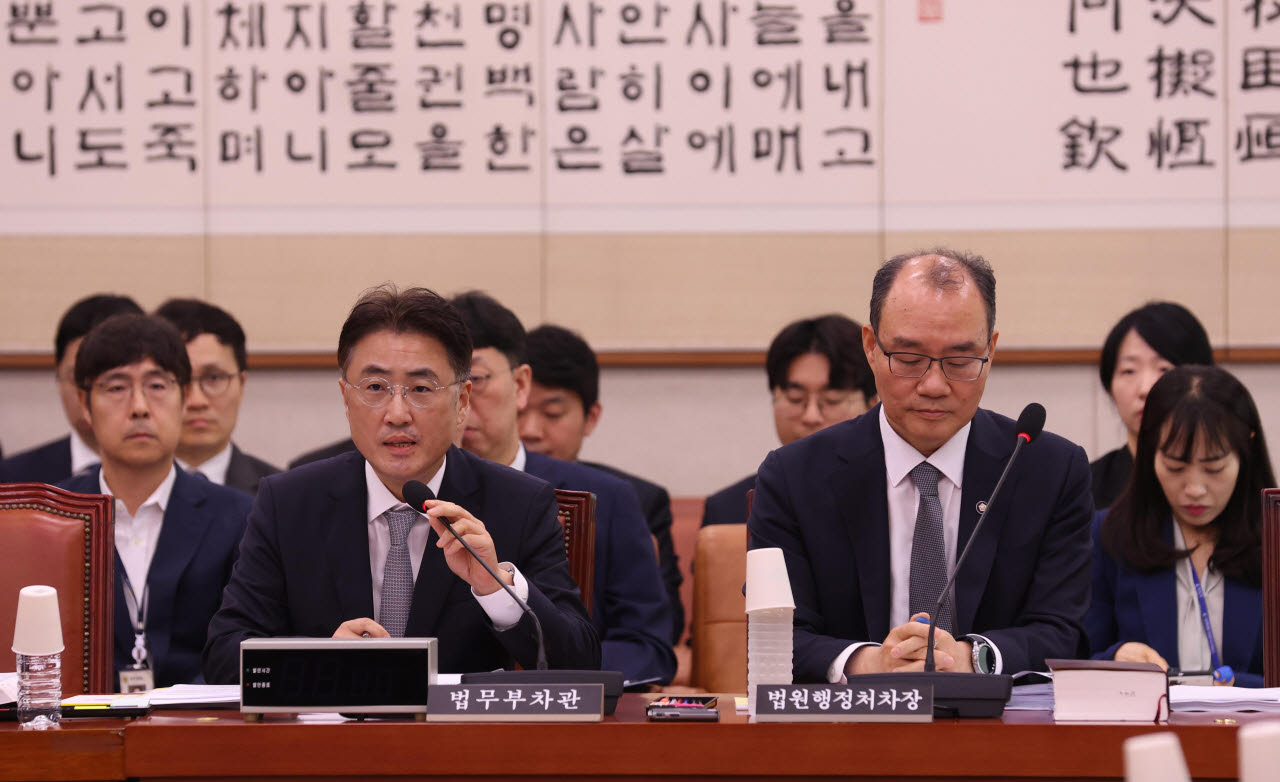 [이데일리 노진환 기자] 10일 서울 여의도 국회에서 법제사법위원회 제1차 법안심사제1소위원회가 열렸다. 이진수(왼쪽) 법무부 차관이 인사말을 하고 있다. 오른쪽은 기우종 법원행정처차장.