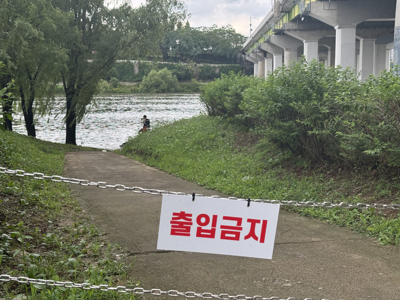 서울에 첫 호우경보가 내려진 9일, 서울 양화한강공원에서 한 시민이 낚시를 하고 있다. 입구엔 '출입금지' 표지가 걸려있다. (사진= 강민혁 수습기자)