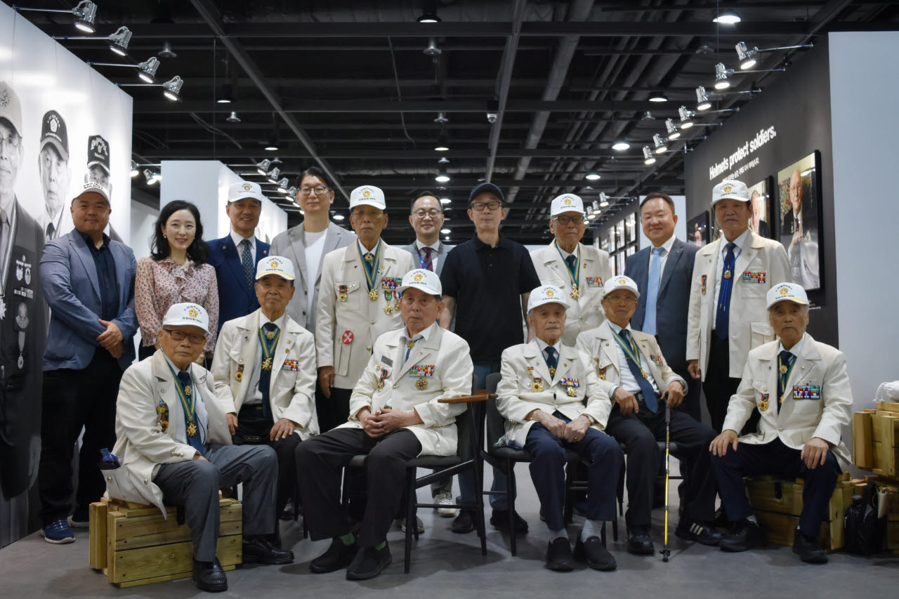 9일 6?25참전유공자회 서울시지부 참전용사 9명이 서울 전쟁기념관에서 열린 LIG D&A 50주년 기념 한국전 참전용사 헌정 사진전을 관람하고 기념촬영을 하고 있다. (사진=LIG D&A)