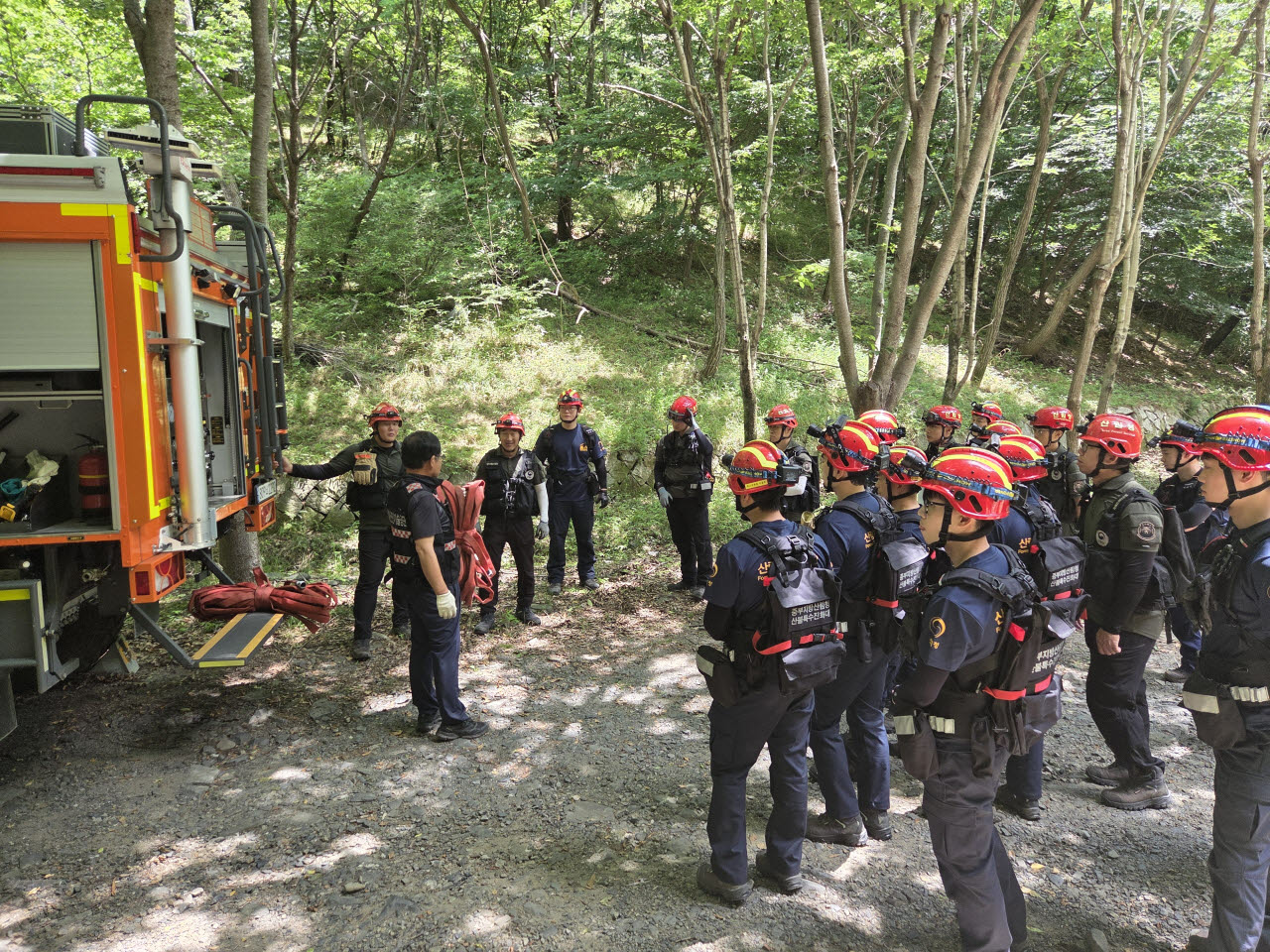 산불재난특수진화대 대원들이 전술 훈련을 받고 있다. (사진=한국산림재난안전기술공단 제공)