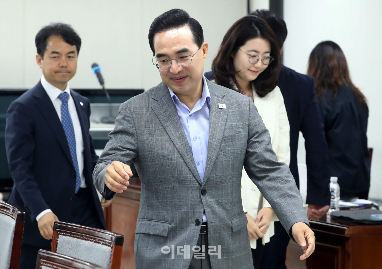 [포토] 청년정책 토론회 참석하는 박홍근 장관