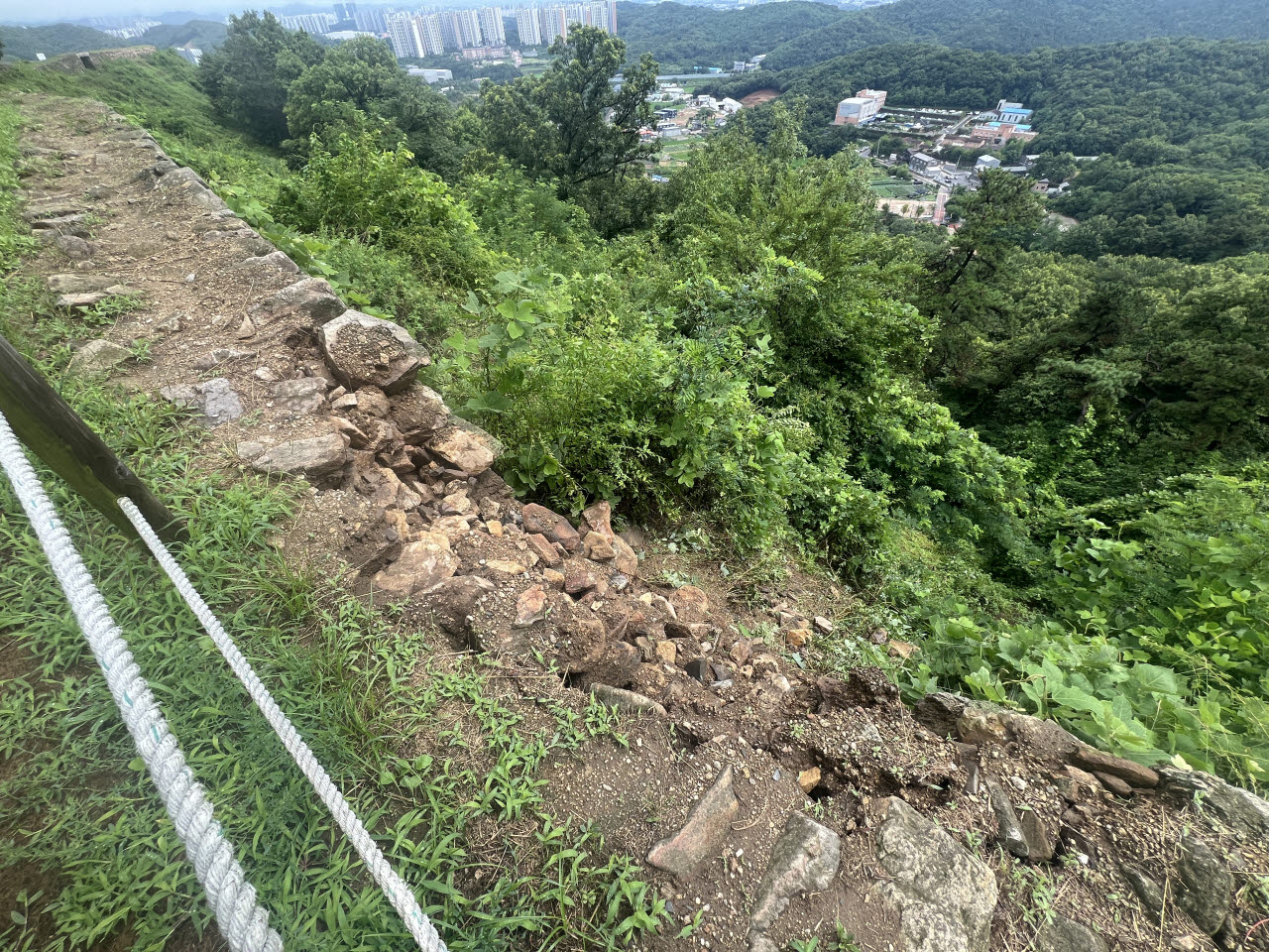 오산 독산성과 세마대지 비 피해 (사진=국가유산청)
