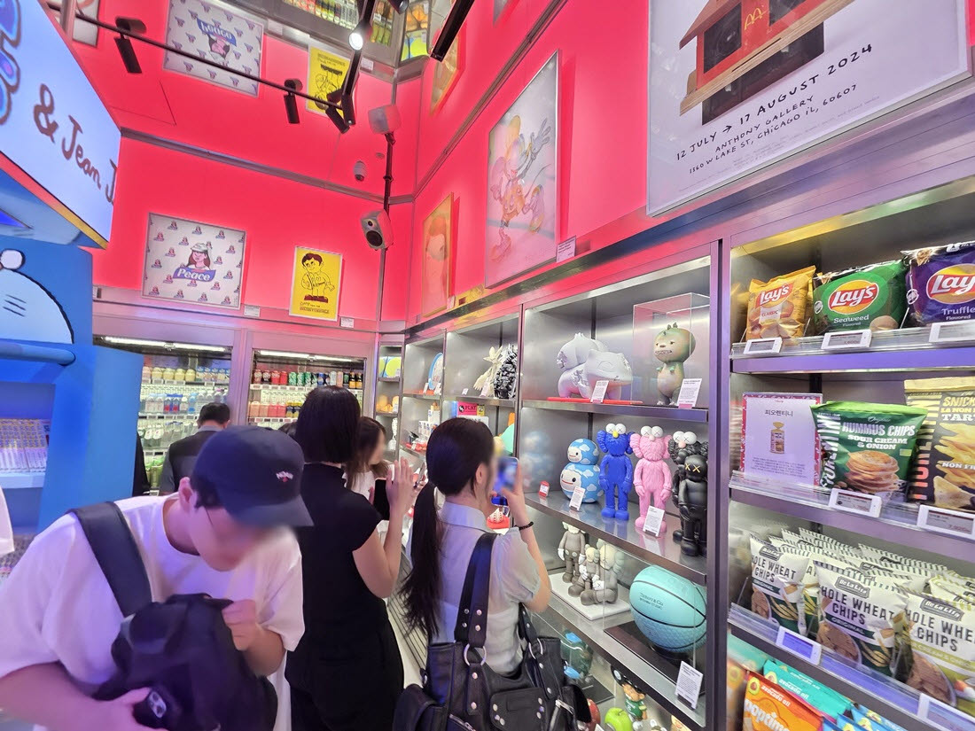 신세계백화점 강남점 '어나더 팜'에 카우스(KAWS) 피규어와 티파니앤코 농구공, 스낵류 등이 함께 진열돼 있다. (사진=한전진 기자)