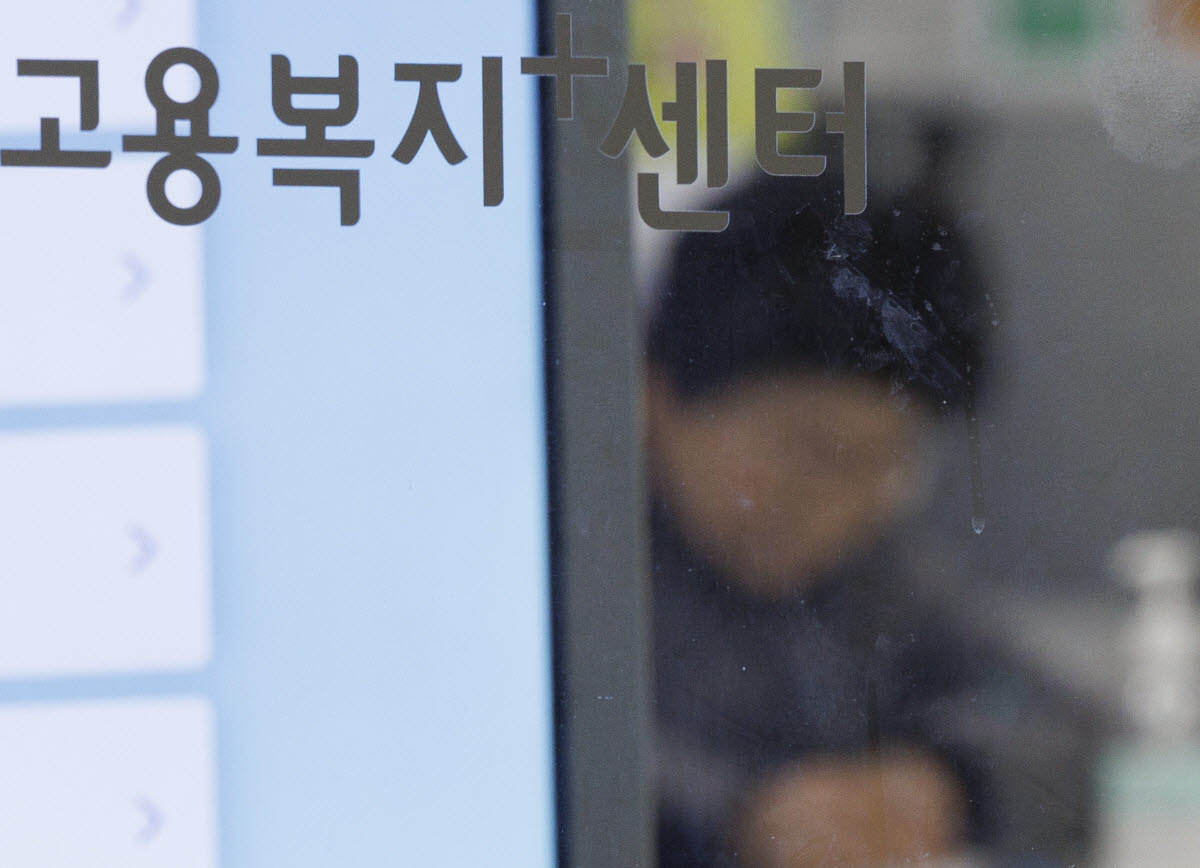 서울의 한 고용복지플러스센터에서 실업급여 관련 상담 신청서를 작성하는 시민.(사진=연합뉴스)