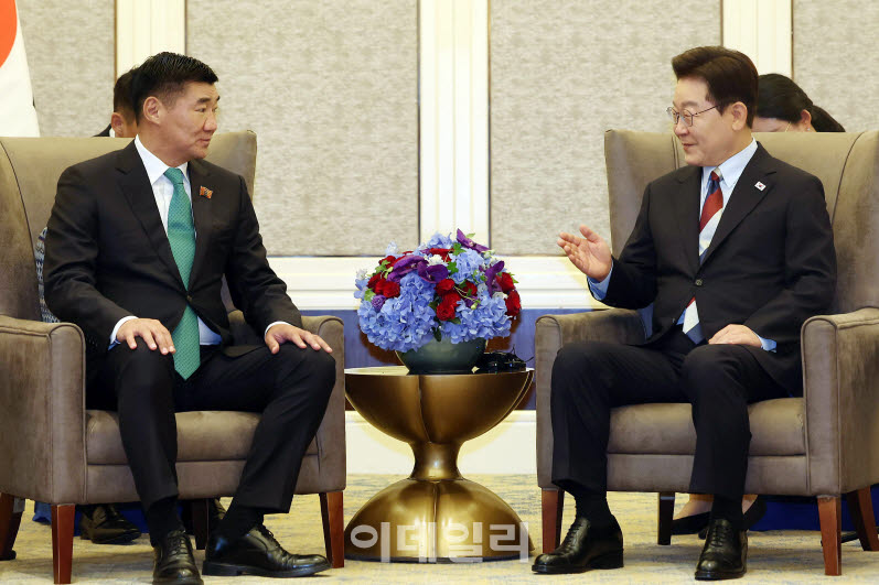몽골을 국빈 방문 중인 이재명 대통령이 10일(현지 시간) 울란바타르 한 호텔에서 산닥 뱜바척트 몽골 국회의장을 접견하고 있다.(사진=뉴시스)