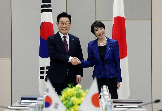 이재명 대통령과 다카이치 사나에 일본 총리가 지난 1월13일 일본 나라현 정상회담장에서 확대 회담에 앞서 악수하고 있다.(사진=연합뉴스)