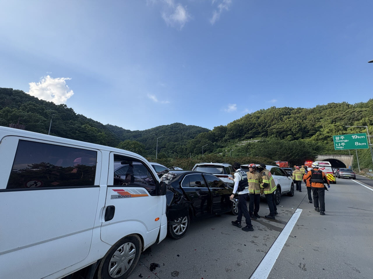 광주무안고속도로 다중 추돌 교통사고 모습.(사진= 전남광주통합특별시소방본부 제공)