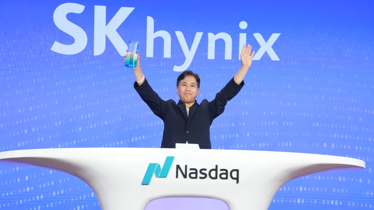 곽노정 SK하이닉스 대표이사가 10일(현지시간) 나스닥 마켓사이트에서 열린 미국주식예탁증서 상장 기념 오프닝 벨 행사를 하고 있다. (사진=AFP)