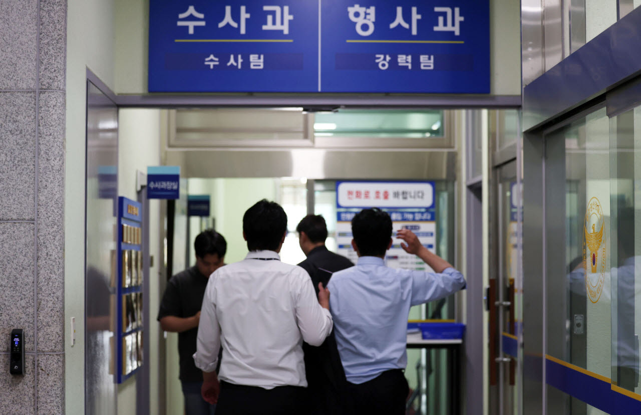 장윤기 사건에 대한 경찰의 증거인멸 의혹 등에 대한 강제 수사에 착수한 7일 검찰 수사관들이 광주 광산경찰서 형사과에 들어가고 있다. (사진=뉴스1)
