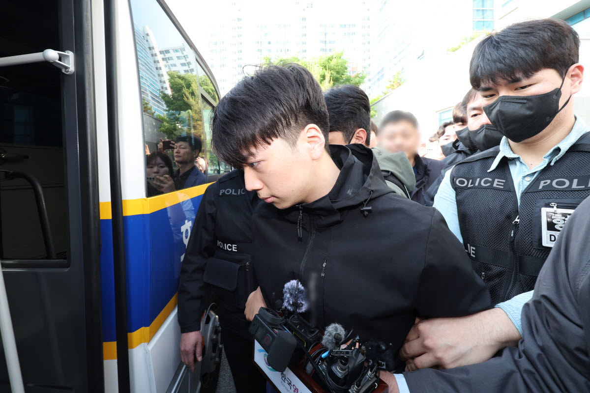 일반 살인죄로 검찰에 송치되는 '여고생 살해범' 장윤기(사진=연합)