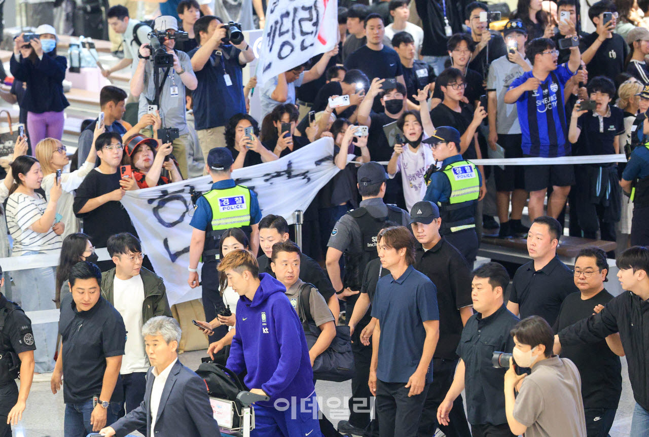 2026 북중미 월드컵을 마친 홍명보 전 대한민국 축구대표 감독이 30일 새벽 조현우, 박항서 단장 등과 함께 인천국제공항 2터미널을 통해 귀국하고 있다. 사진=방인권 기자