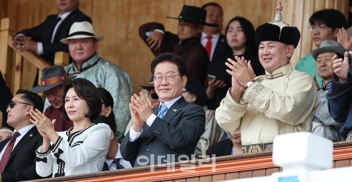 이재명 대통령과 김혜경 여사가 11일 몽골 울란바타르 국립체육경기장에서 열린 최대 축제인 나담 축제에 참석해 공연을 관람하고 있다.(사진=연합뉴스)