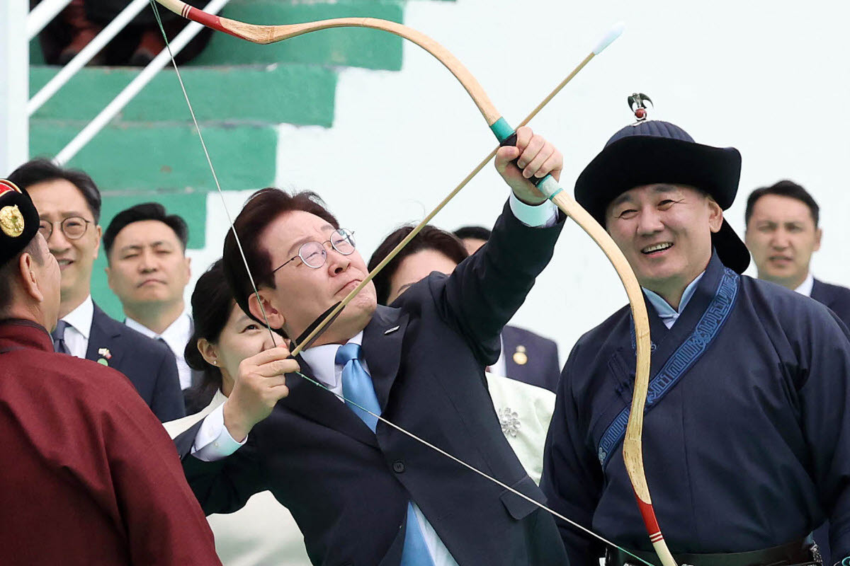 몽골을 국빈방문 중인 이재명 대통령이 11일(현지시간) 울란바타르 나담축제장에서 전통 활을 쏘고 있다. 오른쪽은 오흐나 후렐수흐 몽골 대통령. (사진=연합)