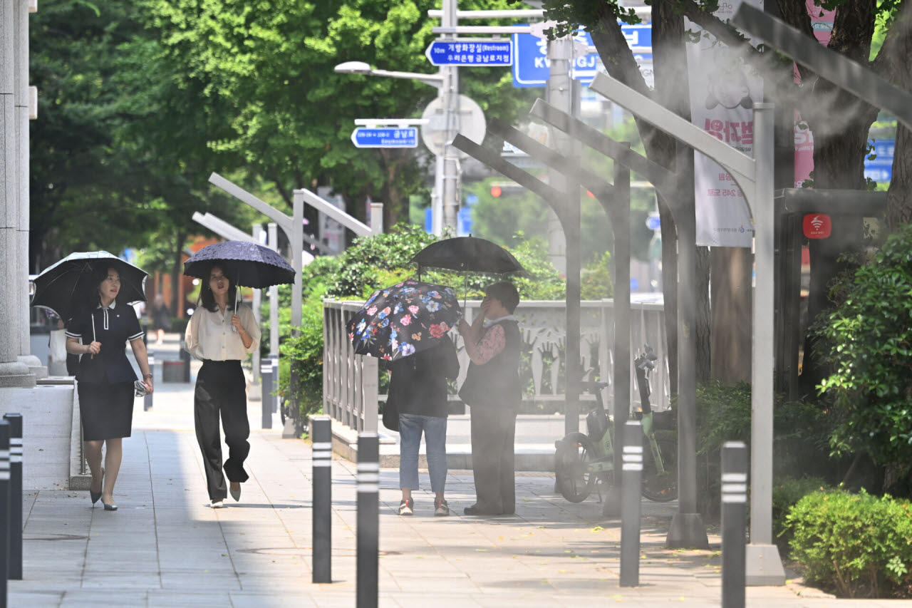 찜통 더위, 쿨링포그도 역부족. (사진=뉴시스)