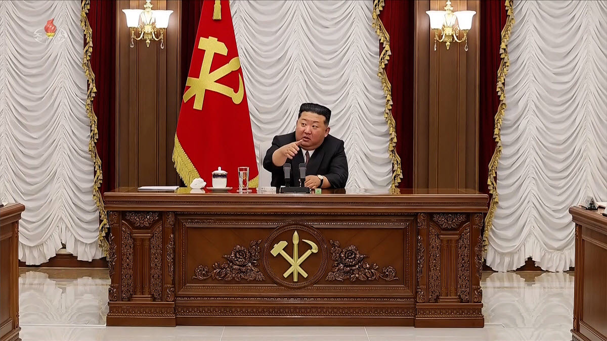 김정은 북한 국무위원장이 지난 9일 노동당 중앙군사위원회 제9기 제1차 확대회의를 지도하고 '군사 대책' 명령서 7건에 친필 서명했다고 조선중앙TV가 10일 보도했다. (사진=연합)