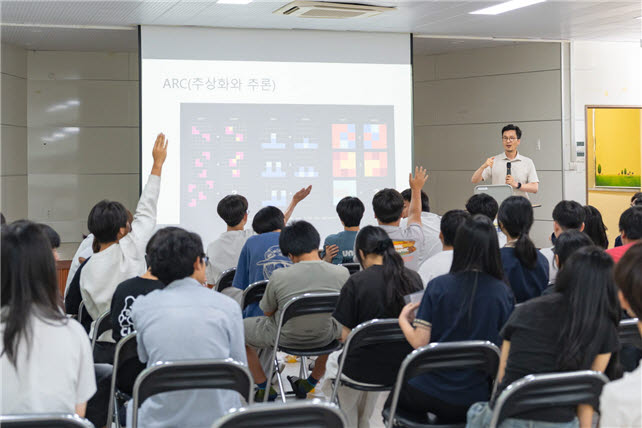 GIST 인문사회과학부 하대청 교수가 산이중학교 학생들을 대상으로 ‘AI와 함께 잘 공부하기’ 특강을 진행하고 있다.(사진=GIST)