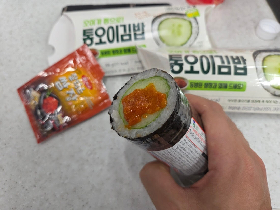 GS25 통오이김밥에 동봉된 쌈장을 곁들인 모습. 쌈장은 통오이의 아삭한 식감과 담백한 밥맛을 한층 살려주는 역할을 했다. (사진=한전진 기자)