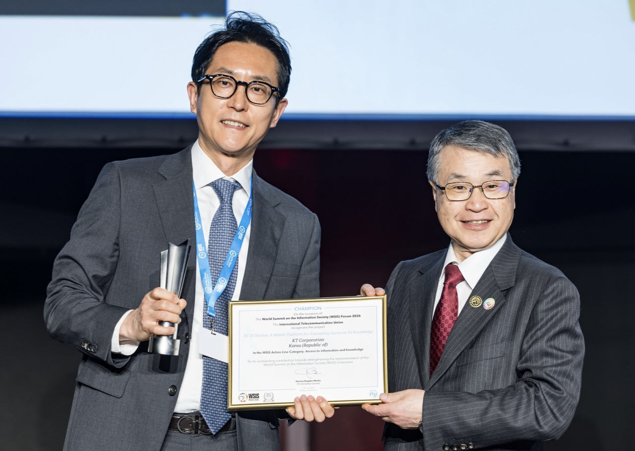 ’WSIS 프라이즈 2026’ 시상식 후 KT 문상익 ESG기획팀장(왼쪽)이 ITU 세이조 오노에 전기통신표준화국장과 기념 사진을 촬영을 하고 있다.(사진제공: ITU)
