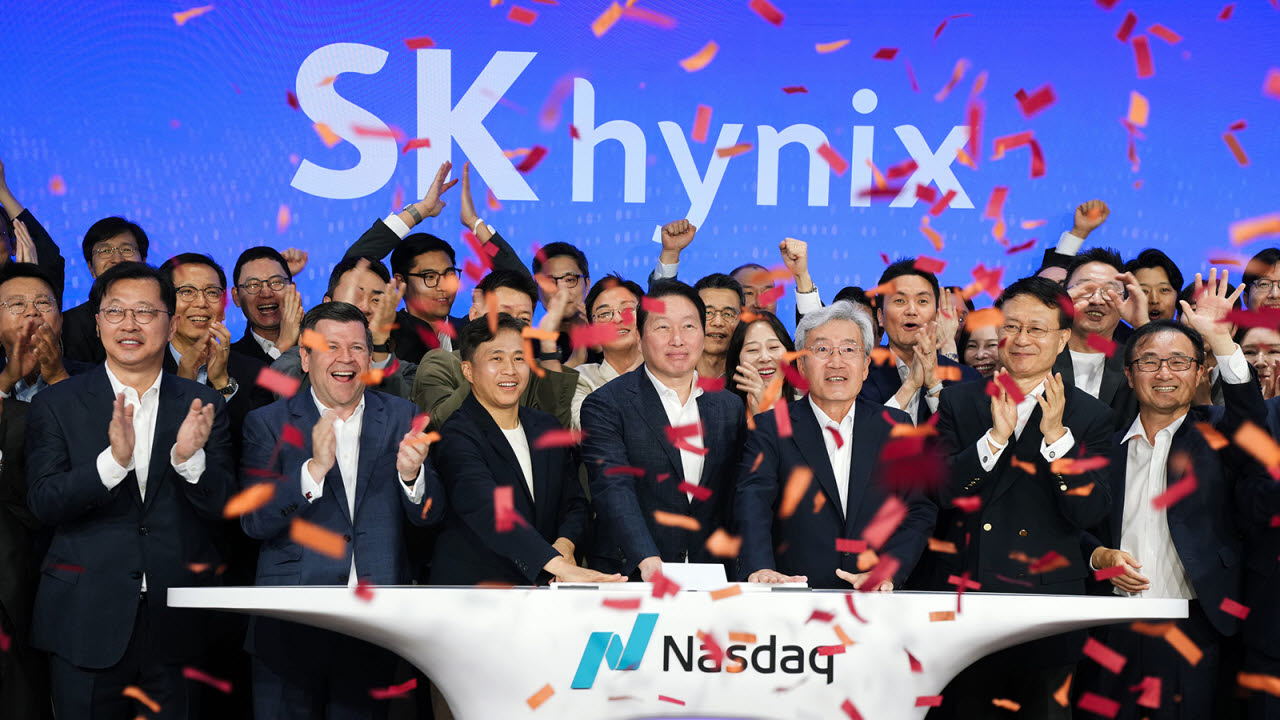 최태원 SK그룹 회장, 곽노정 SK하이닉스 CEO, 고승범 SK하이닉스 사외이사 겸 이사회 의장 등이 10일(현지 시간) 오전 미국 뉴욕 나스닥 마켓사이트에서 열린 나스닥 '오프닝 벨' 행사에서 타종하며 나스닥 ARD 거래 개시를 알리고 있다. (사진 제공=SK하이닉스)