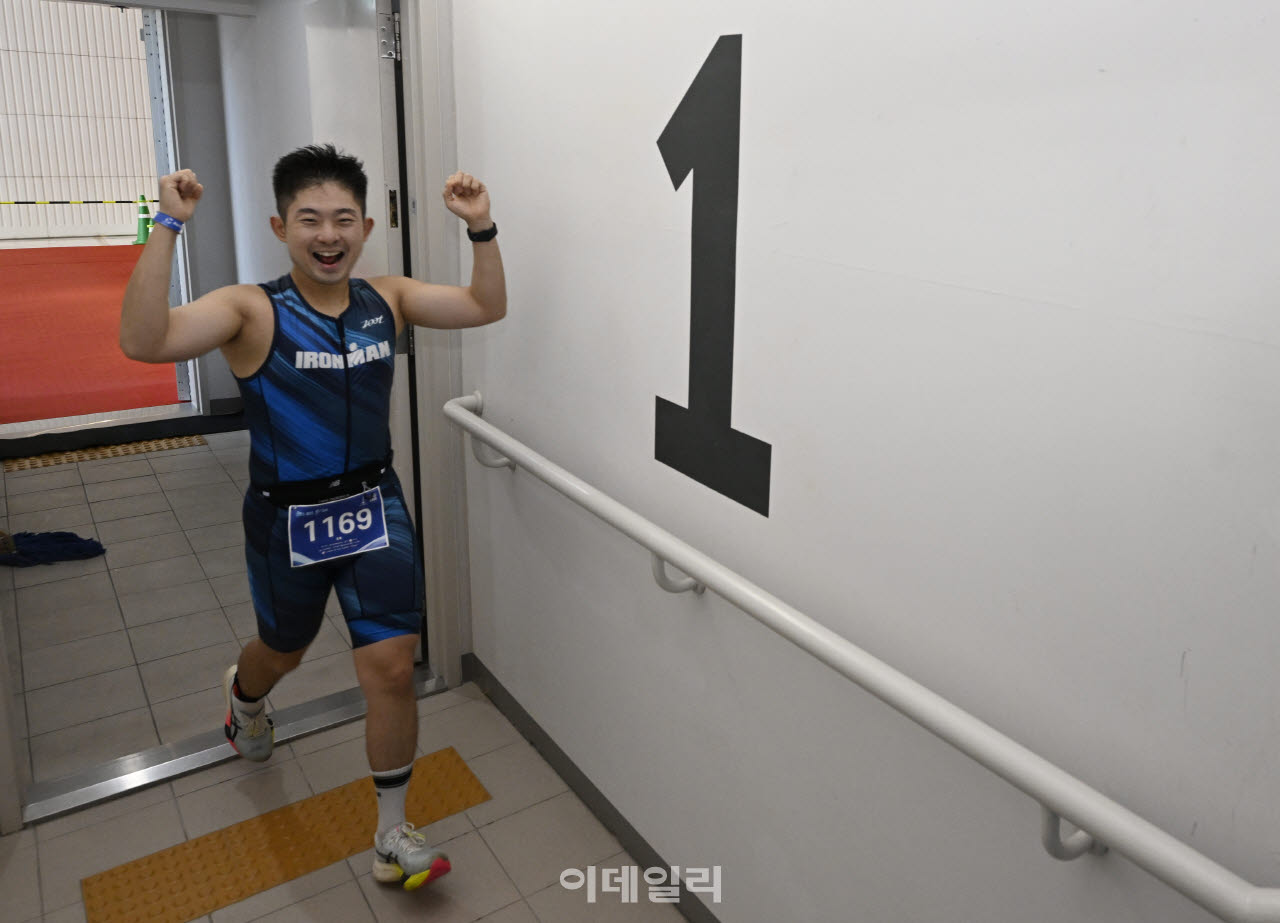 [이데일리 방인권 기자] 12일 서울 송파구 롯데월드타워와 석촌호수에서 열린 ‘2026 롯데 아쿠아슬론’에 참가한 선수들이 석촌호수를 수영을 마친 뒤, 스카이 런을 시작하고 있다.