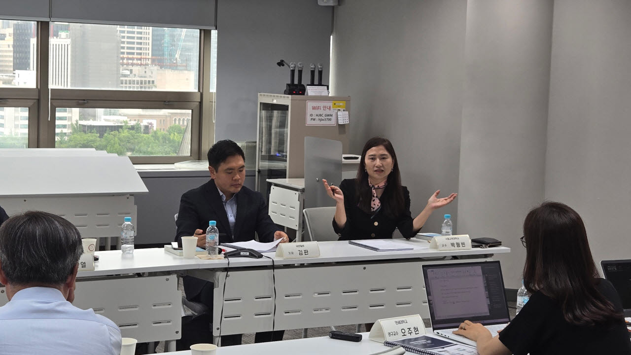 첫 발제에 나선 박형빈 서울교육대 윤리교육과 교수. 사진=디지털소사이어티