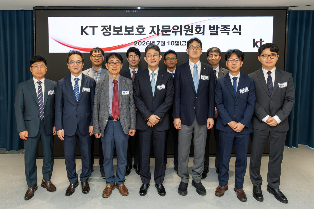 KT(대표이사 박윤영)가 10일 KT 광화문빌딩에서 열린 ‘정보보호 자문위원회’ 발족식을 시작으로 AI 시대 고도화되는 사이버 위협에 선제 대응해 고객이 신뢰할 수 있는 정보보호 체계 구축에 나선다고 밝혔다. KT 정보보호 자문위원회 발족식에서 자문위원회 위원들과 KT 박윤영 대표(앞줄 왼쪽 네 번째)가 기념사진을 촬영하고 있다.(사진=KT)