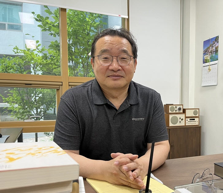 원승연 농협개혁추진단장(명지대 경영대 교수)이 명지대 경영대학에서 이데일리와 인터뷰를 하고 있다.(사진=서대웅 기자)