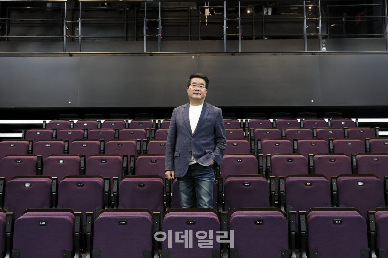 송형종 서울문화재단 대표가 최근 서울 종로구 서울문화재단 대학로센터에서 가진 이데일리와의 인터뷰에 앞서 포즈를 취하고 있다. (사진=이영훈 기자)