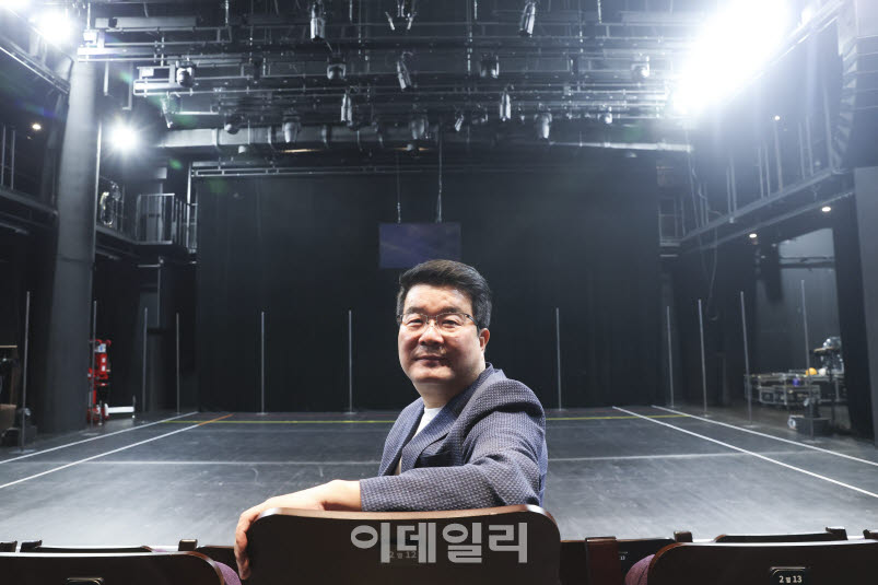 송형종 서울문화재단 대표가 최근 서울 종로구 서울문화재단 대학로센터에서 가진 이데일리와의 인터뷰에 앞서 포즈를 취하고 있다. (사진=이영훈 기자)