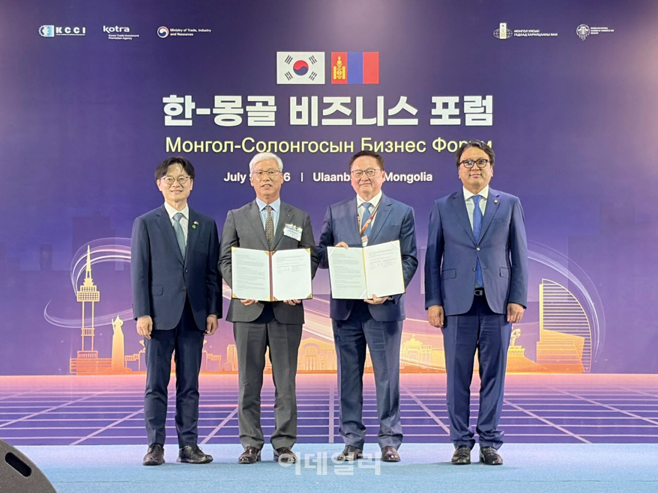 김정관 산업통상부 장관과 이민우 킨텍스 대표이사, 바타르자브 르하그바자브 몽골상의 회장, 토그미드 도르지한드 몽골부총리(왼쪽부터)가 기념촬영을 하고 있다.(사진=킨텍스)