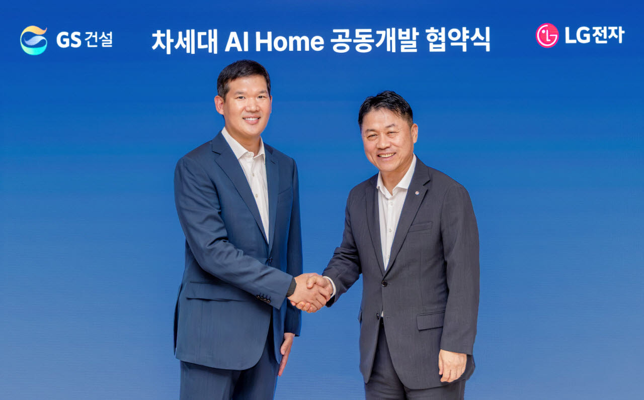 10일 서울 종로구 그랑서울 빌딩에서 류재철 LG전자 최고경영자(CEO) 사장(오른쪽)과 허윤홍 GS건설 대표가 ‘차세대 AI홈 공동개발을 위한 업무협약(MOU)’을 체결한 뒤 기념촬영을 하고 있다.(사진=LG전자)