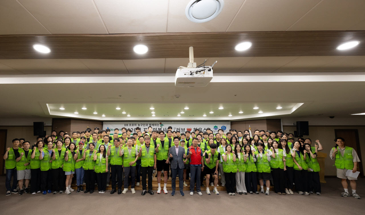 지난 11일 원주시청 다목적홀에서 정종표 DB손해보험 사장(왼쪽에서 열세번째)과 구자열 원주시장(왼쪽에서 열다섯번째), DB손해보험 임직원, DB프로미 농구단 선수들이 기념촬영을 하고있다.(사진=DB손해보험)