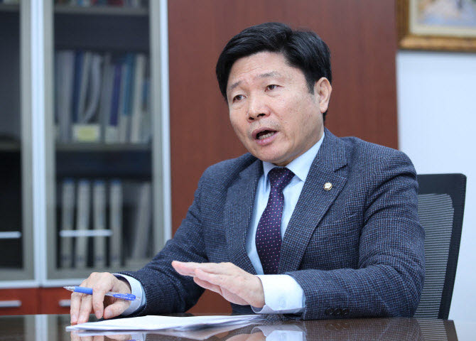 홍기원 더불어민주당 의원이 지난 26일 서울 여의도 국회 의원회관에서 이데일리와 인터뷰를 하고 있다.(사진=노진환 기자)
