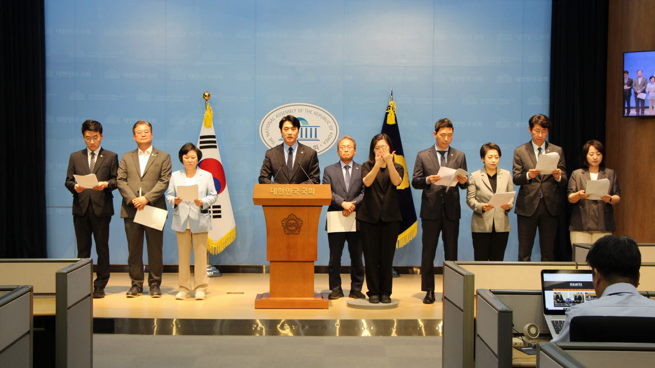 민주당 과방위원들이 13일 국회 정론관에서 기자회견을 열고 국민의힘에 상임위 복귀를 촉구했다. 사진=한준호 의원실