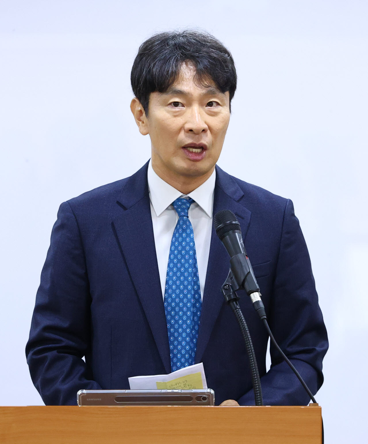 중앙그룹 채권투자 피해자 변호를 맡은 이복현 전 금융감독원장이 13일 오전 서울 종로구 변호사회관에서 열린 언론 브리핑에서 발언하고 있다.(사진=뉴시스)