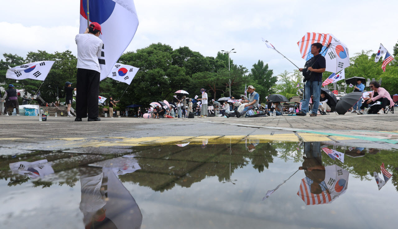 투표용지 부족 사태에 항의하는 개표소 봉쇄 시위가 1달 넘게 이어지고 있는 6일 오후 서울 송파구 올림픽공원 핸드볼경기장 앞에서 참가자들이 구호를 외치고 있다.(사진=뉴시스)