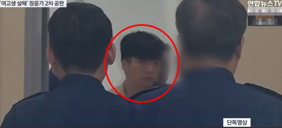 13일 광주지법에서 열린 재판에 출석하는 장윤기 모습. 수의를 입고 마스크를 착용하지 않은 장윤기가 고개를 빳빳이 들고 있다 (사진=연합뉴스TV 보도화면 캡처)
