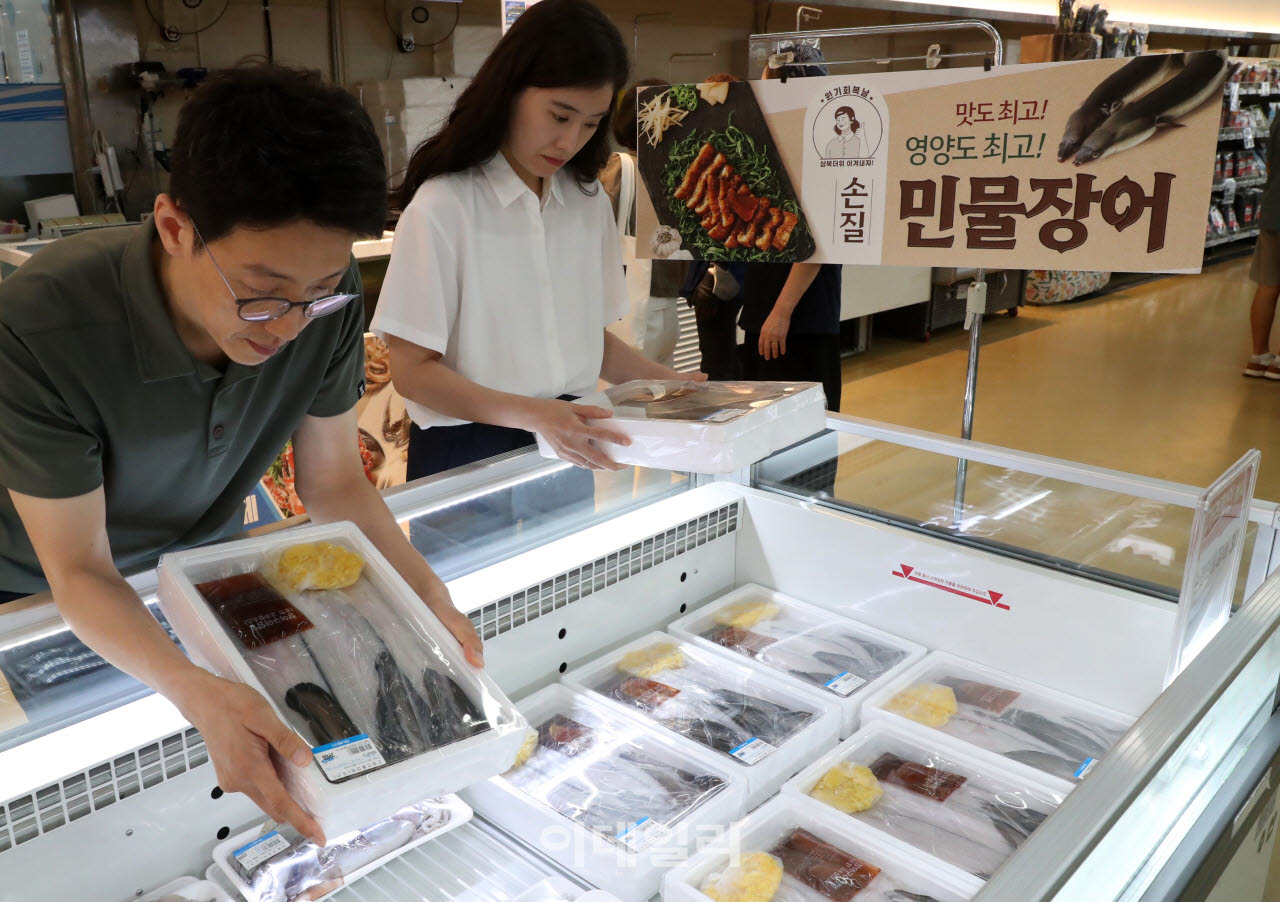 [포토] 장어 구입하는 소비자
