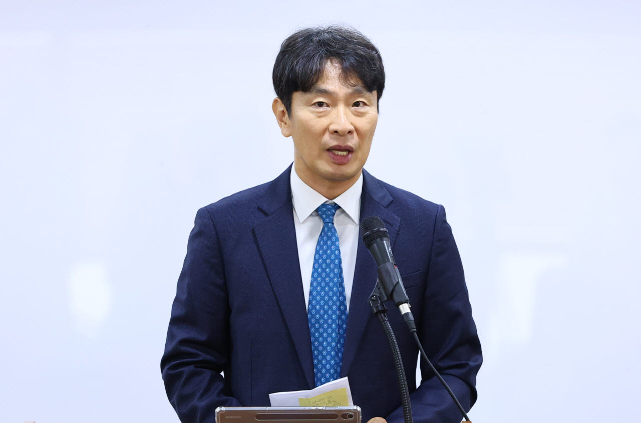 중앙그룹 채권투자 피해자 변호를 맡은 이복현 전 금융감독원장이 13일 오전 서울 종로구 변호사회관에서 열린 언론 브리핑에서 발언하고 있다. (사진=뉴시스)
