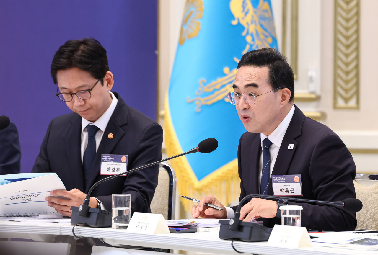 박홍근 기획예산처 장관이 13일 청와대에서 이재명 대통령 주재로 열린 국가재정전략회의에서 2027년 예산안 편성 및 중기 재정 운용 방향을 발표하고 있다.(사진=연합뉴스)