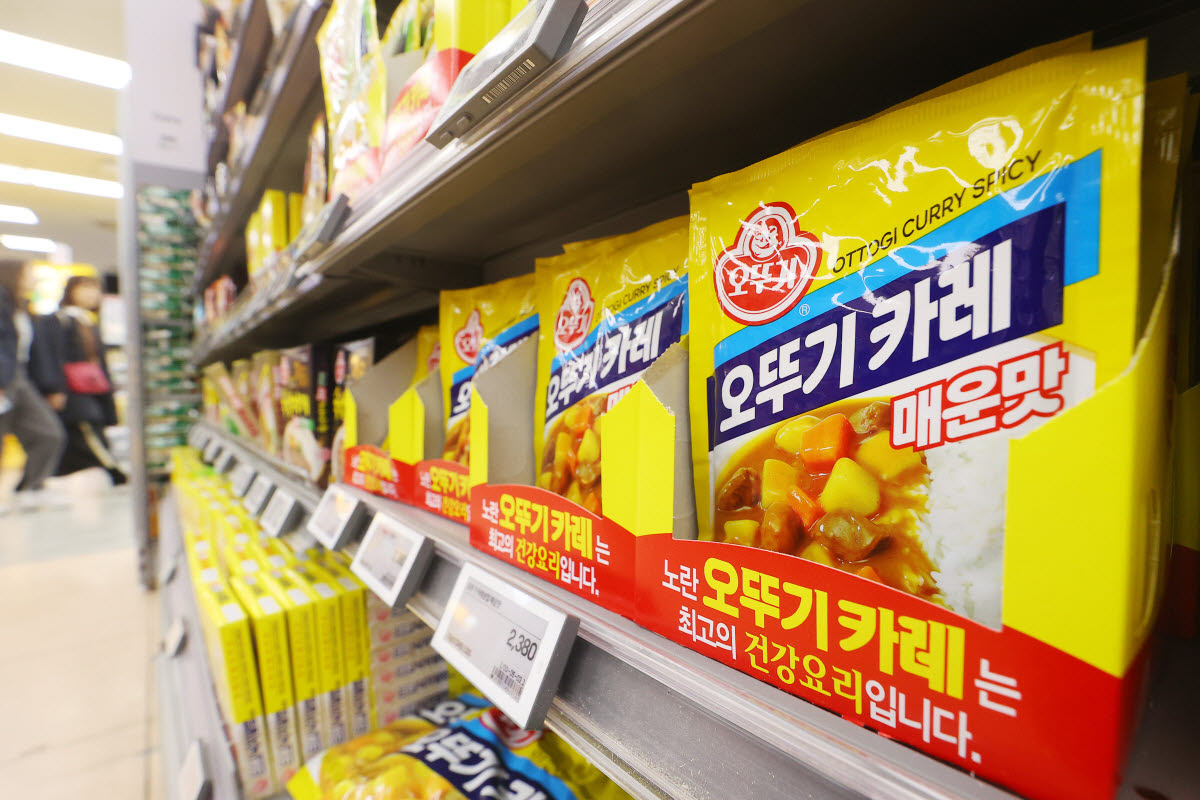 서울의 한 대형마트에 오뚜기 카레 제품이 진열되어 있다. (사진=연합뉴스)