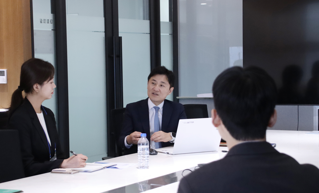 박형석 마스턴투자운용 대표이사(가운데)가 마스턴투자운용 신입공채 사원들과 대화를 하고 있다. (사진=마스턴투자운용 커뮤니케이션전략팀)