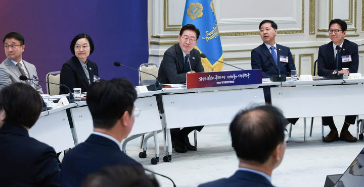 이재명 대통령이 13일 청와대에서 열린 국가재정전략회의에서 발표를 청취하고 있다. (사진=연합뉴스)