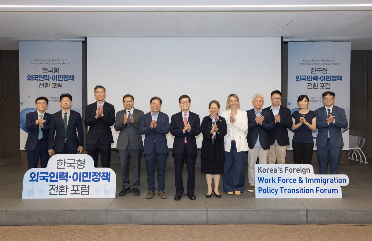 한국무역협회가 13일(월) 서울 강남구 삼성동 트레이드타워에서 개최한 ‘한국형 외국인력·이민정책 전환 포럼’에서 주요 인사들이 기념사진을 촬영하고 있다.(왼쪽 다섯번째부터 이성희 인제대학교 특임교수(고용노동부 전 차관), 윤진식  한국무역협회 회장, 강민휘 국제이주기구(IOM) 한국대표부 대표).(사진=무협.)