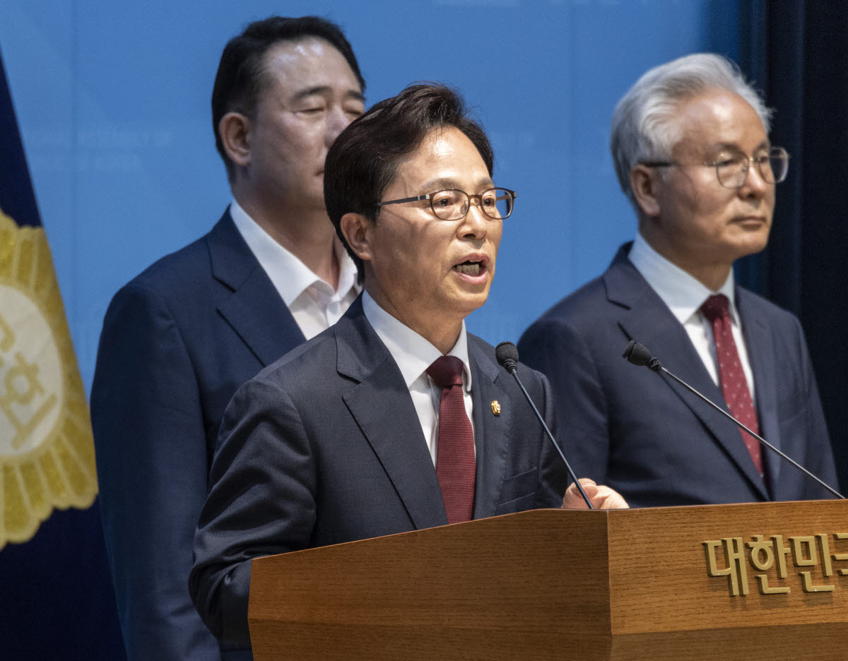 6ㆍ3 재보선 충남 부여청양공주에서 당선된 국민의힘 윤용근 의원이 10일 국회 소통관에서 원외 당협위원장들과 함께 6ㆍ3 지방선거 투표지 부족 사태 관련 중앙선거관리위원회 자체 진상규명 중단을 촉구하는 기자회견을 하고 있다. (사진 = 연합뉴스)