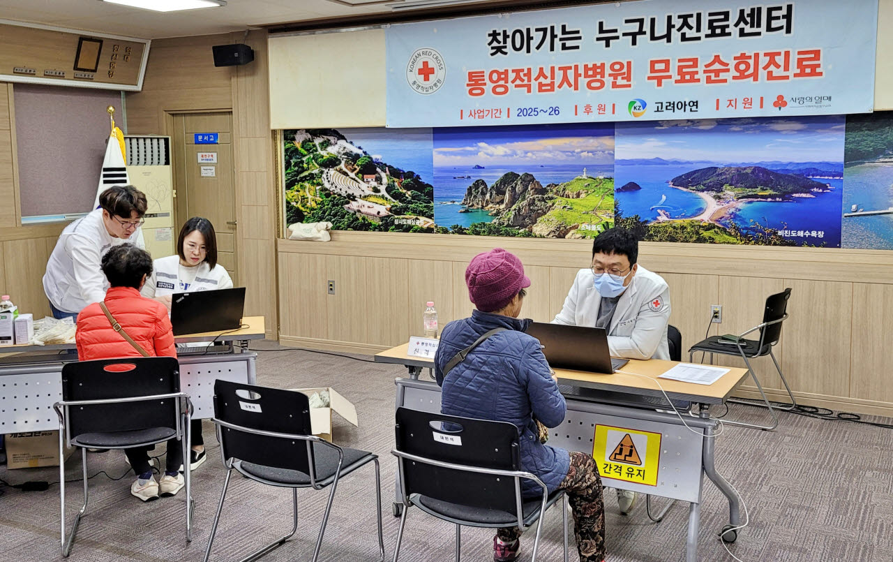 고려아연이 후원하는 통영적십자병원 무료 순회진료 사업 ‘찾아가는 누구나진료센터’ 진료현장에서 의료진이 주민들을 진찰하고 있다.(사진=고려아연 제공)