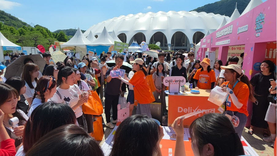 '2026 부산원아시아페스티벌'(BOF) 딜리버드코리아 부스를 찾은 해외 방문객들이 이벤트에 참여하고 있는 모습. (사진=딜리버드코리아)