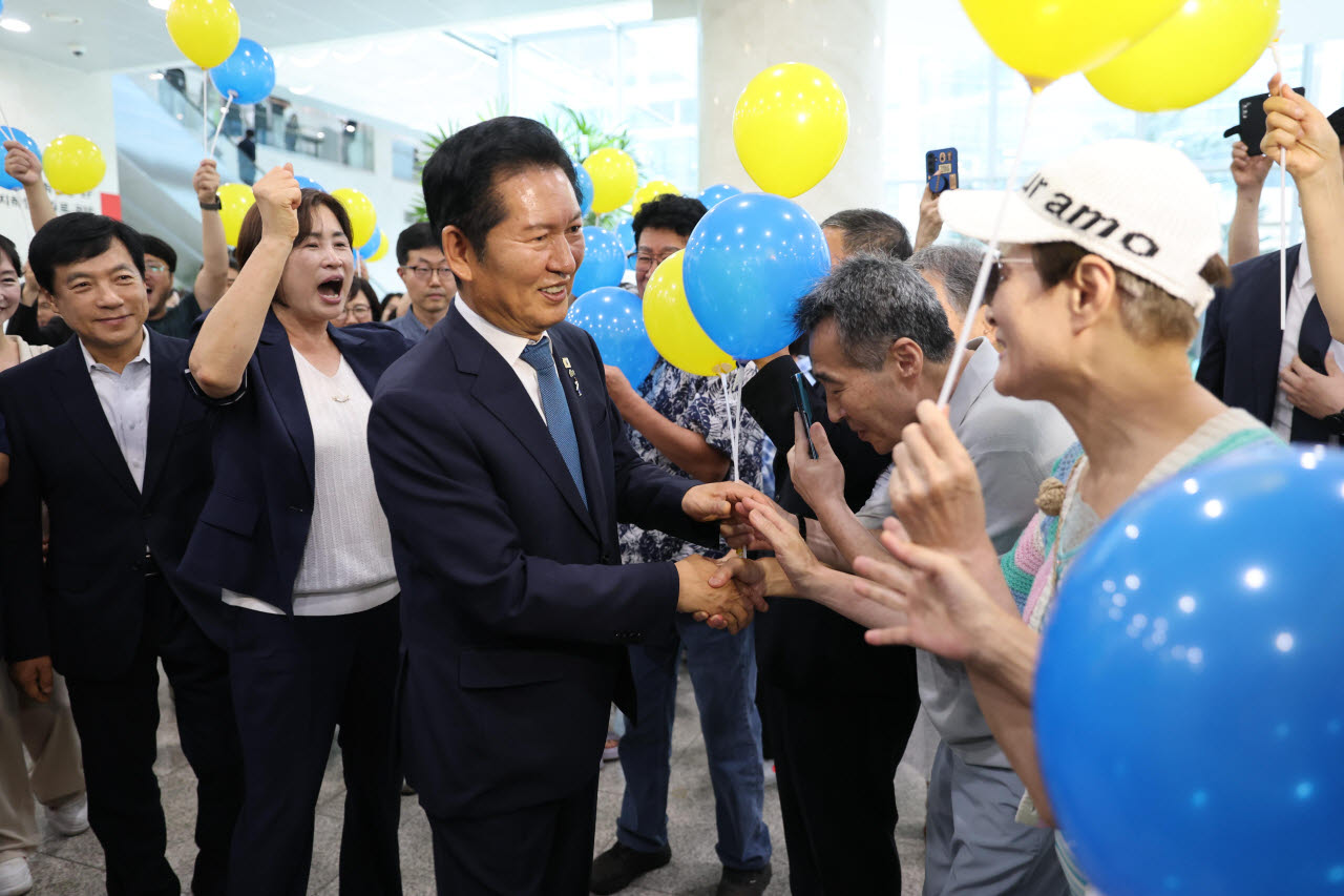 [이데일리 노진환 기자] 정청래 더불어민주당 전 대표가 13일 서울 여의도 국회 소통관에서 당대표 출마 기자회견을 마친 후 지지자들과 인사하고 있다.